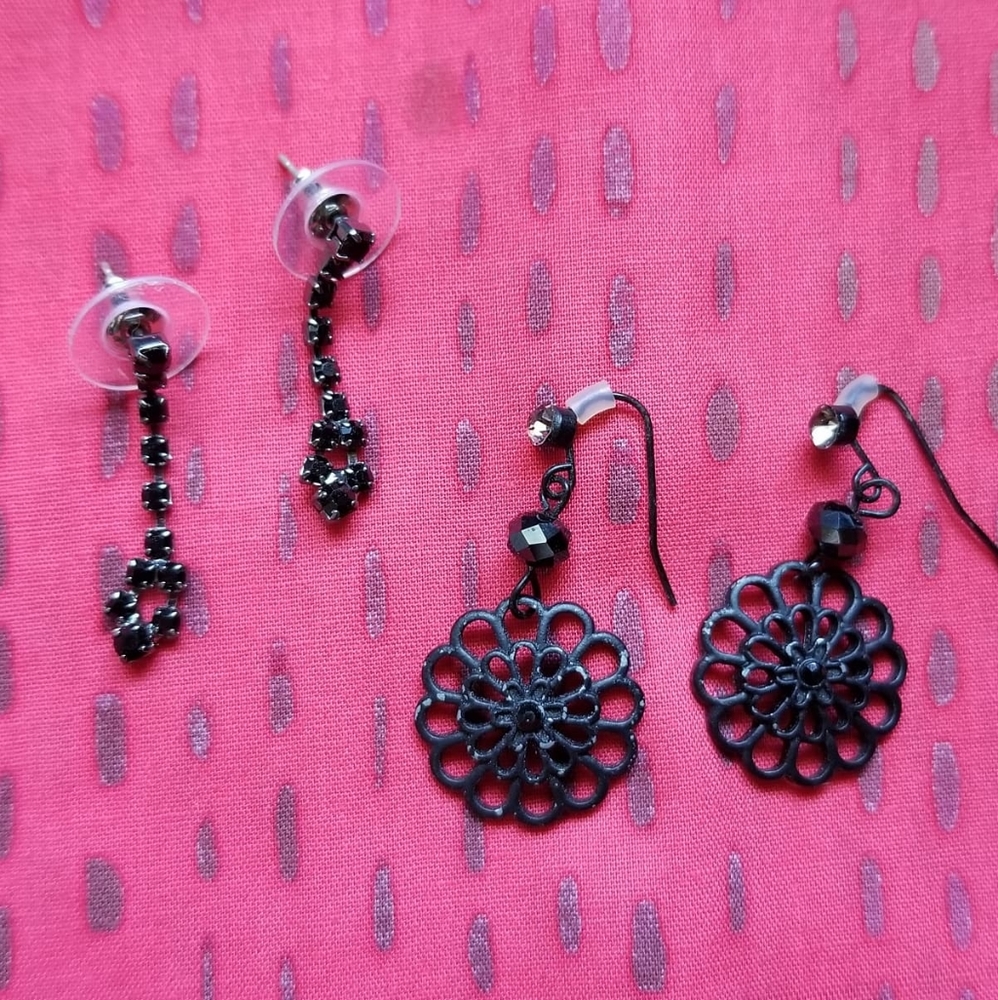 Set of two earrings